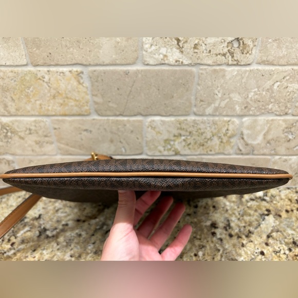 🛑 SOLD 🛑 Michael Kors crossbody, adjustable strap. EXCELLENT condition. - Picture 10 of 15